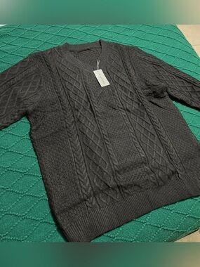 NWT Men's V-neck Cable Knit Sweater - black
